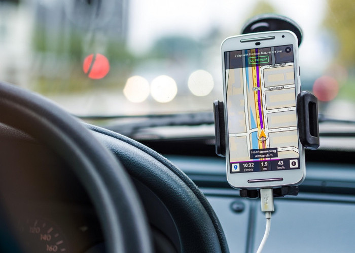 Maps di Dalam Mobil 2026 Masih Pakai Ponsel, Ini Hal yang Perlu Diperhatikan