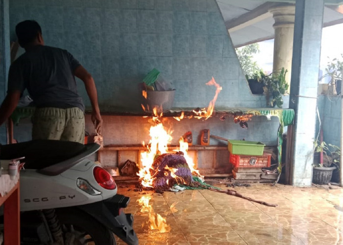 Tiba-tiba Selang Gas Bocor saat Masak, Rumah Warga di Palembang Terbakar
