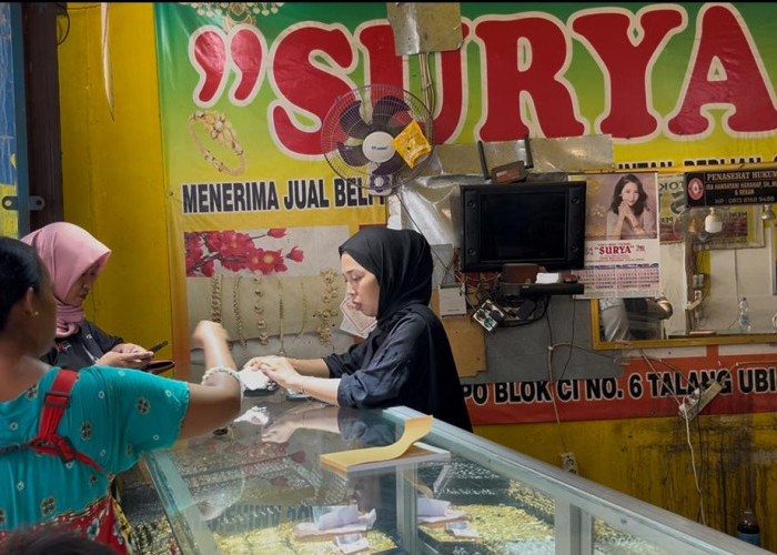 Harga Emas di Pasar Pendopo Naik, Pedagang dan Pembeli Waswas