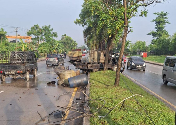 Mobil Pembawa Minyak Hantam Belakang Truk Hingga Penumpang Tewas