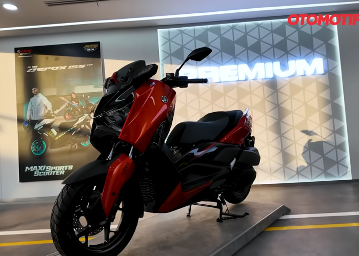 Penampakan Yamaha XMAX 2025 Tipe Luxury Red di Jalanan