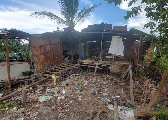 Hujan dan Angin Kencang Landa Palembang, 1 Rumah Warga di Banten 6 Palembang Ambruk