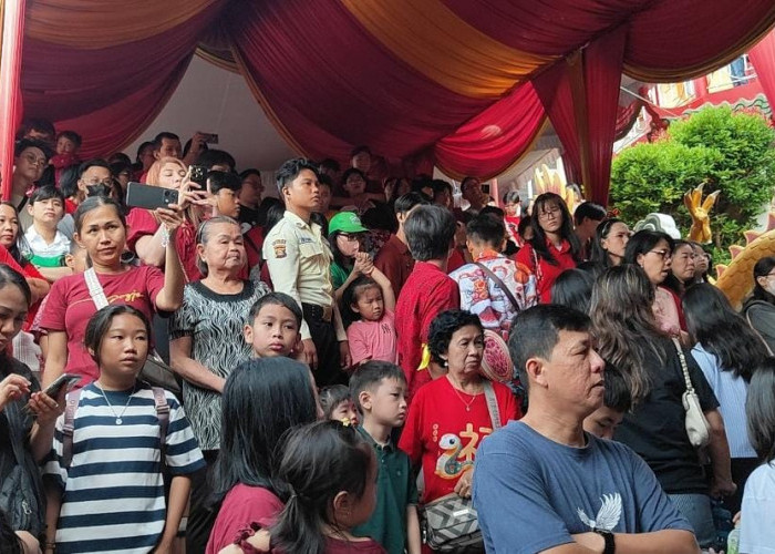 Meriah Perayaan Imlek di Vihara Dharmakirti Dihadiri Ratusan Umat Buddha.