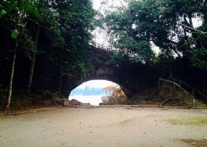 Pantai Karang Bolong yang Konon Terdapat Dimensi Lain ke Kerajaan Gaib