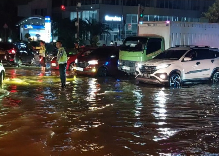 Hujan Deras, Simpang Empat Polda Sumsel Banjir dan Macet 