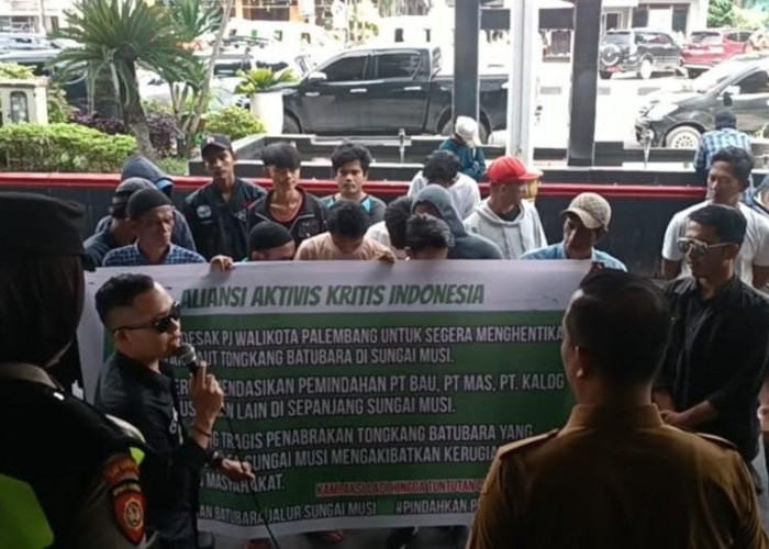 Buntut Tongkang Batu Bara Seruduk Dermaga 7 Ulu, Massa Geruduk Kantor Walikota Palembang 