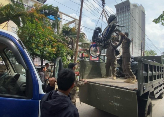 Buntut Aksi Kekerasan di Jalan Angkatan 45, Petugas Gabungan Tertibkan Parkir Liar 