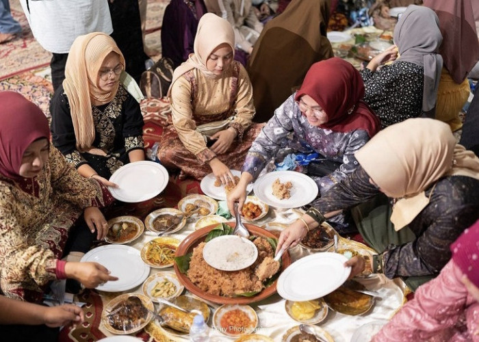 Tradisi Makan Ala Palembang Yang Hampir Punah, Ngidang-Ngobeng Budaya Makan Lesehan Bersama Ketika Hajatan