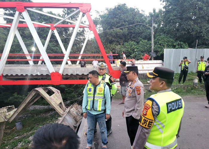 Jembatan Penghubung Lahat-Muara Enim Patah, 4 Truk Batubara Terjebak 