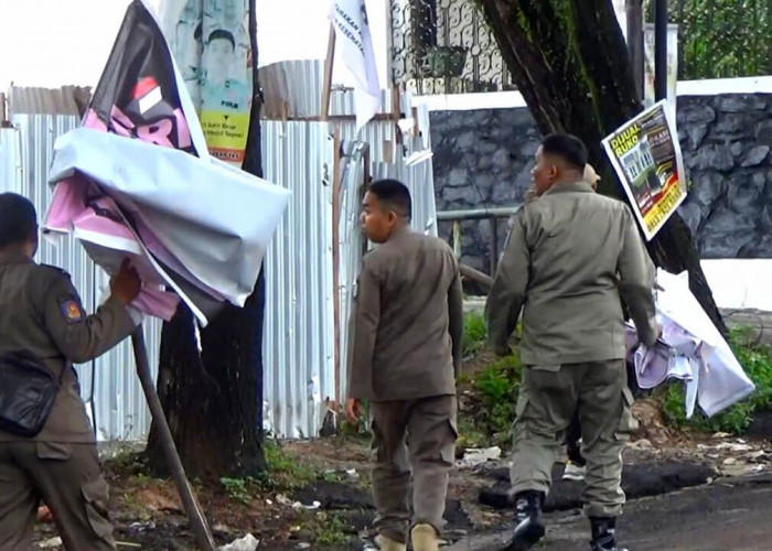 Satpol PP Palembang Tertibkan APK Paslon Kepala Daerah di Hari Pertama Masa Tenang