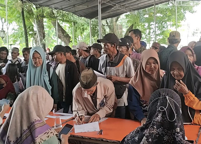 Hari Terakhir BLT Kesra, Ribuan Warga Padati Kantor Pos Jalan Merdeka Palembang