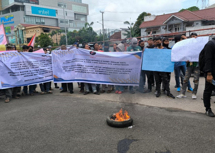 Puluhan Massa Gelar Aksi Damai di Polda Sumsel Tuntut Pembebasan Nenek Ernaini