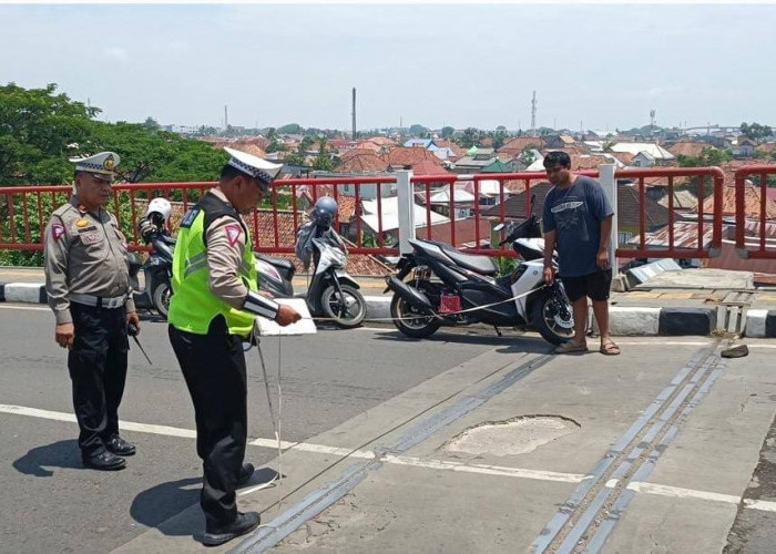 Pelajar SMK Berboncengan 3 Ditabrak Mobil di Jembatan Musi 6 Palembang