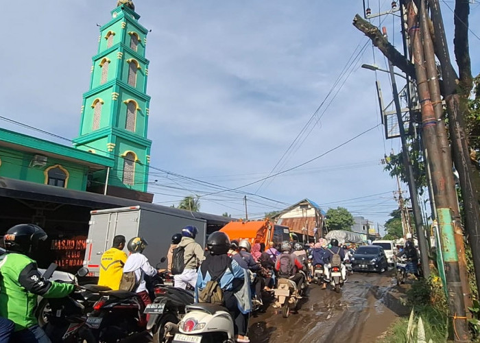 Macet Parah di Simpang Tiga Pasar Pocong, 14 Ulu Palembang