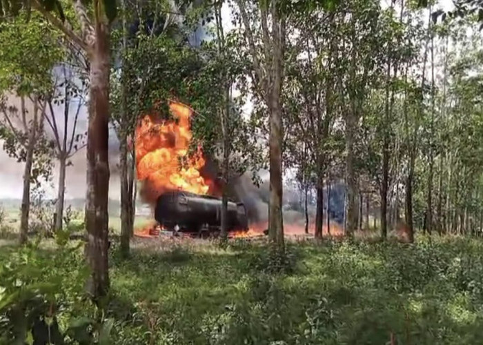 Mobil Tangki Solar Terbakar di Area Perkebunan Karet, Terdengar Empat Kali Ledakan