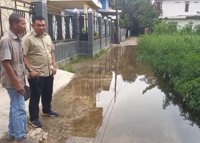Lurah 8 Ulu Tinjau Langsung Keluhan Warga Terkait Banjir di Lorong Tembesu, Ternyata Ini Masalahnya!