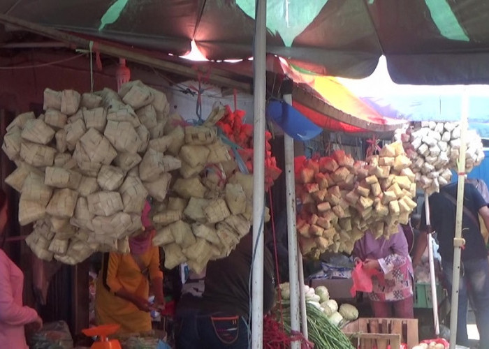 Jelang Lebaran, Penjual Ketupat Pasar Palima Palembang Raup Keuntungan Jutaan Rupiah