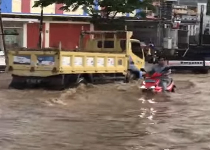 Lewati Banjir Motor Harus Didorong Agar Tidak Rusak, Mitos atau Fakta ? 