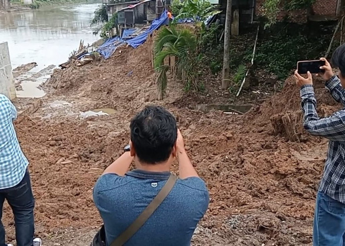 Diduga Dampak Proyek Talud Sungai Enim Picu Longsor, Warga Kemayoran Cemas Rumah Ambruk