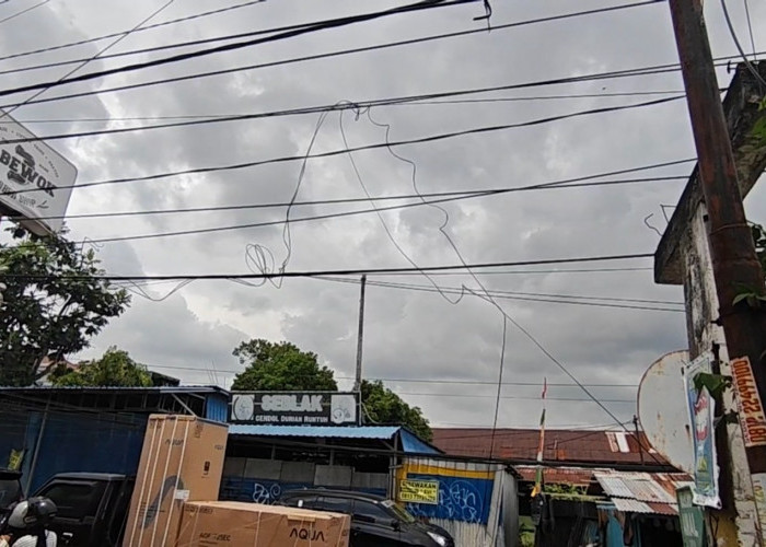 Warga Keluhkan Kabel-kabel Semrawut di Sepanjang Jalan Angkatan 66, Khawatirkan Keselamatan Pengguna Jalan