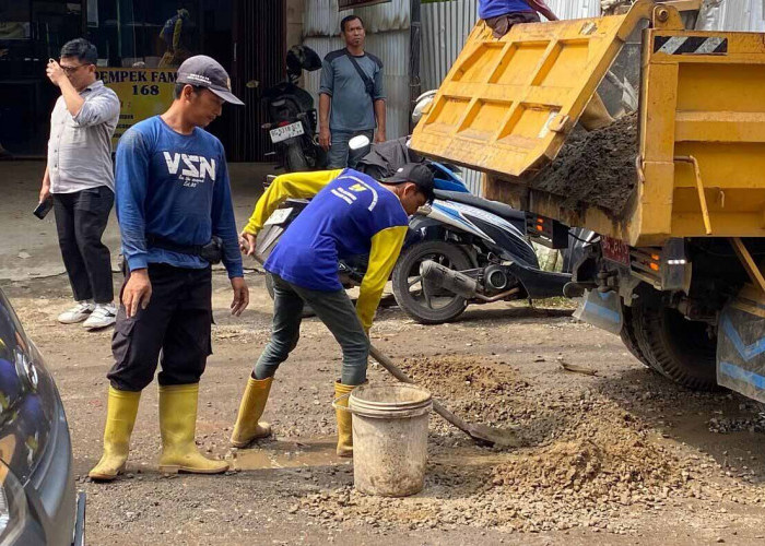 Tak Kunjung Dibenahi BPPW Sumsel Pasca Pembangunan IPAL, Pemkot Palembang Turun Tangan Perbaiki Jalan Segaran