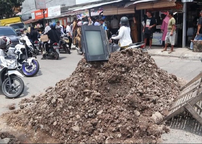 Sering Banjir, Warga Kota Prabumulih Blokir Jalan Simpang Empat Padat Karya 