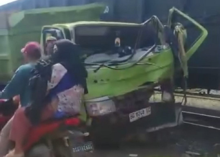Babaranjang Tabrak Dam Truk Hingga Rumah Warga di Kemang Agung, Kertapati Palembang