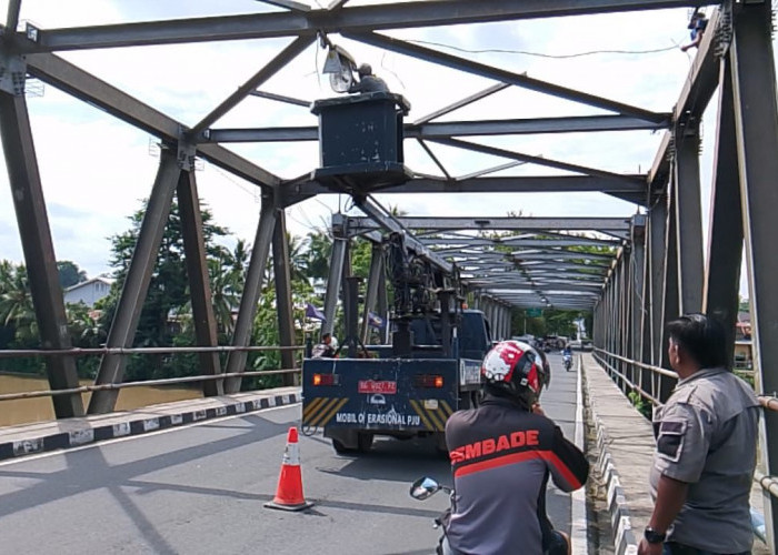 31 Titik Lampu Jalan Dipasang, Bupati : Kita Terus Berkomitmen Membangun OKU 