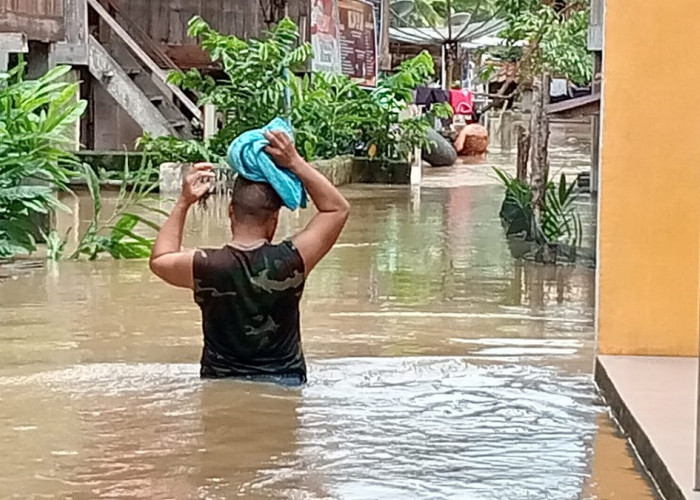 Banjir Setinggi 3 Meter, Pj Bupati Muara Enim Turun Tangan Beri Bantuan