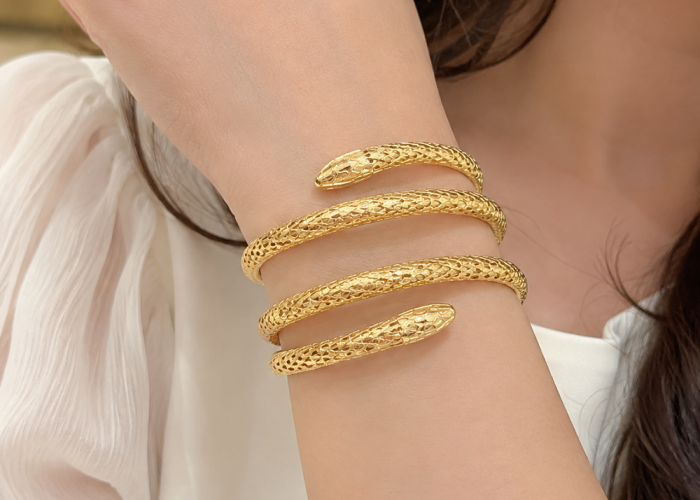 Gelang Emas Sisik Ular Spiral Tiga Lilit, Perhiasan Elegan dengan Sentuhan Eksotis