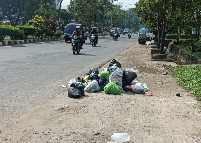 Waduh! Sampah Berserakan di Jalan Residen Abdul Rozak
