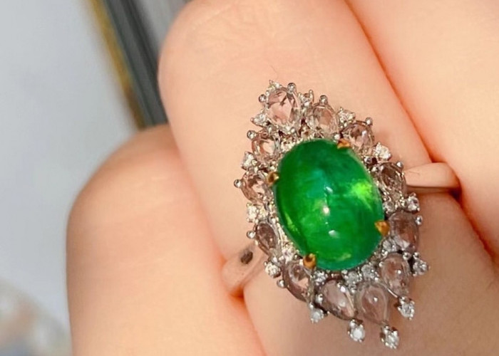 Cincin Emas dengan Permata Zamrud untuk Muslimah Elegan