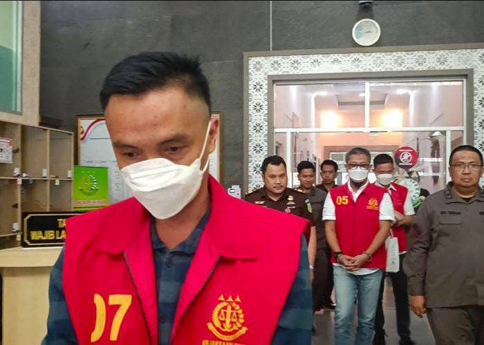 Kejati Sumsel Serahkan 3 Tersangka dan Barang Bukti Gratifikasi di Dinas PUPR Banyuasin ke Jaksa Penuntut Umum