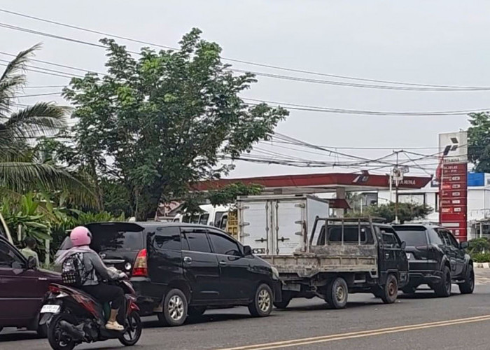Sopir Keluhkan Antrean Panjang Biosolar di SPBU Demang Lebar Daun Palembang