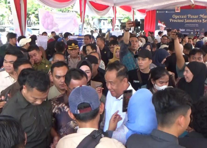 Warga Serbu Pasar Murah yang Diselenggarakan Pemprov Sumsel
