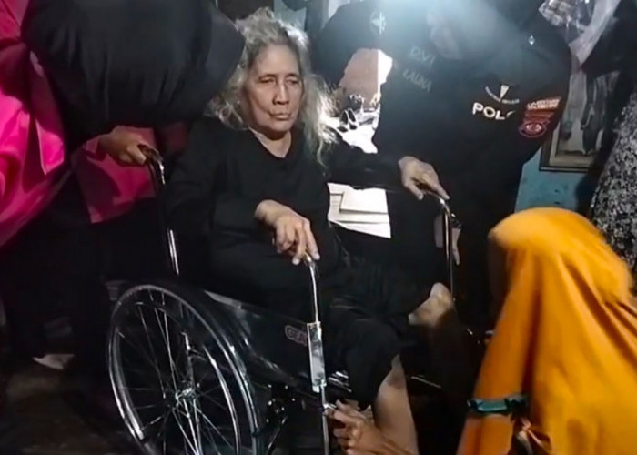 4 Tahun Tak Bisa Berjalan, Lansia di Palembang Dapat Bantuan Kursi Roda dari Polri