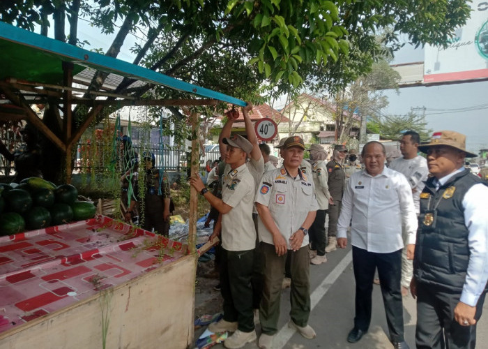 Tegakkan Perda, Lapak Pedagang Kaki Lima Muara Enim Dibongkar