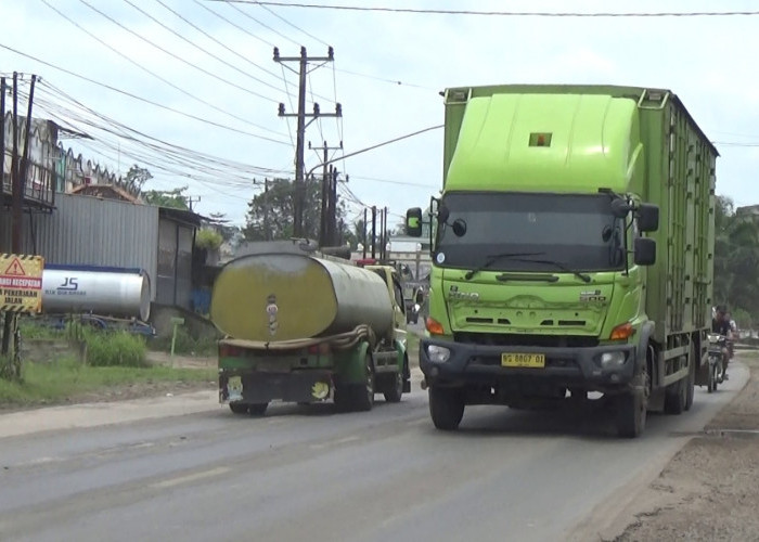 Truk Bertonase Besar Masih Melintas di Jalintim Banyuasin Meski Ada Larangan Saat Arus Mudik