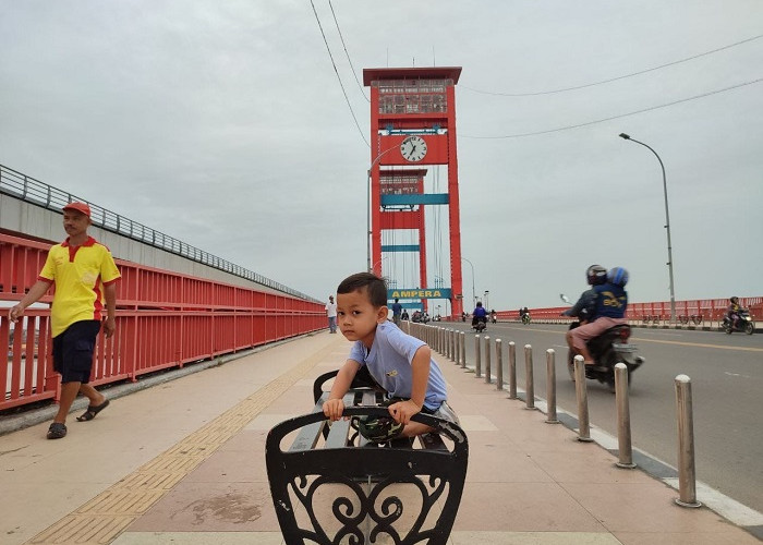 Ke Palembang? Bisa Jadi Fotografer Dadakan Memanfaatkan Momen Foto Latar Jembatan Ampera