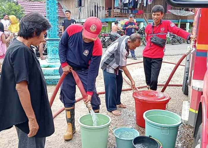 BPBD dan Damkar Muara Enim Siapkan Suplai Air Bersih untuk Warga Terdampak Banjir