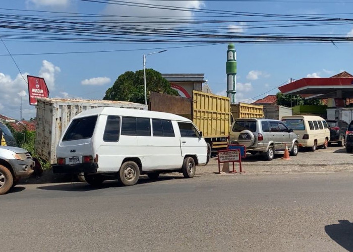 Supir Truk Keluhkan Sulitnya Mendapatkan BBM Solar, Rela Antri Hingga Semalaman