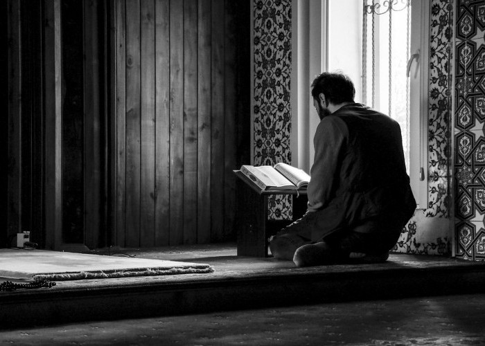 Ustaz Adi Hidayat: Coba Baca Amalan Doa di Hari Jumat, Pintu Rezeki Terbuka Lebar 