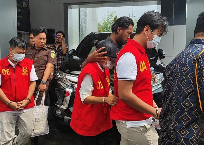 Malu Disorot, 3 Oknum ASN Pajak Tersangka Kasus Korupsi Jalani Pelimpahan Tahap II di Kejari Palembang