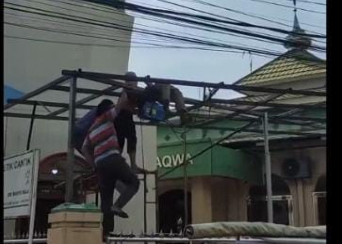 Bikin Panik Warga, Pasang Kanopi Masjid Seorang Pria di Palembang Tersengat Aliran Listrik 