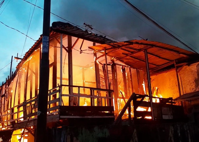 Kebakaran di Palembang, Kontrakan 8 Pintu Hangus