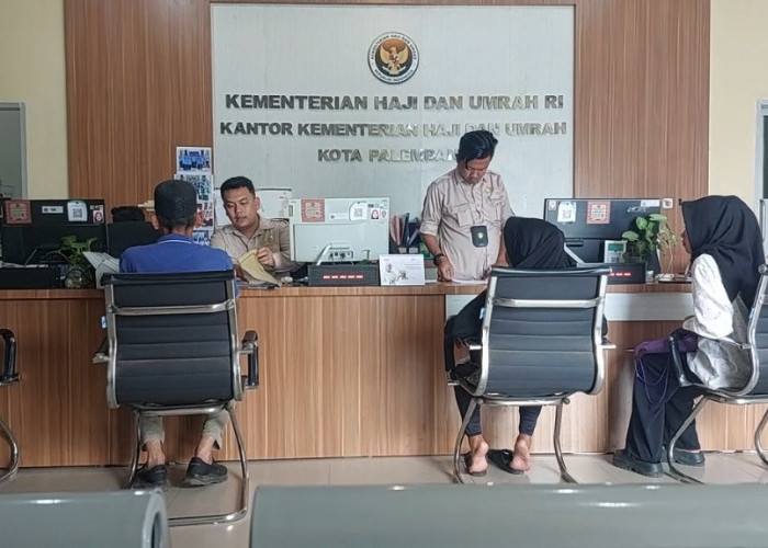 Calon jemaah haji Palembang menerima perlengkapan keberangkatan