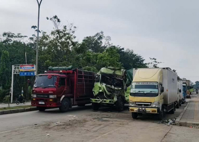 Truk Diduga Rem Blong, Pengendara Motor Tewas Terjepit