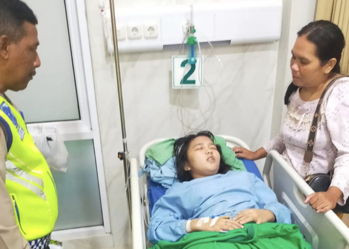 Pengendara Motor Terluka Usai Tabrak Balok Kayu di Palembang