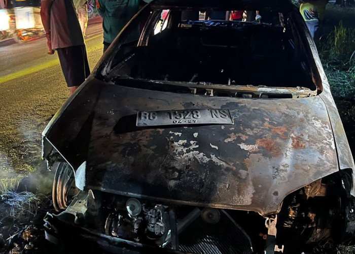 Mobil Sedan Terbakar di Jalintim Sumatera di Desa Sekonjing Ogan Ilir