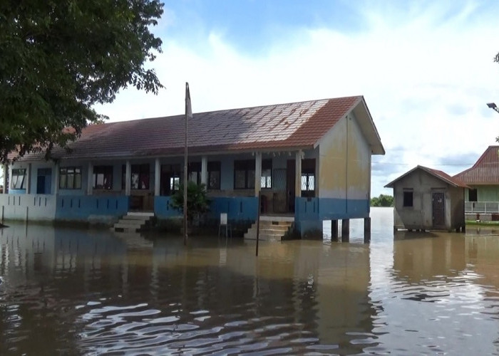 SD Negeri 151 Palembang Terendam Banjir Akibat Pasang Sungai Musi dan Hujan Deras